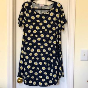 Beautiful short sleeved dress.  Navy background with bright daisies!
